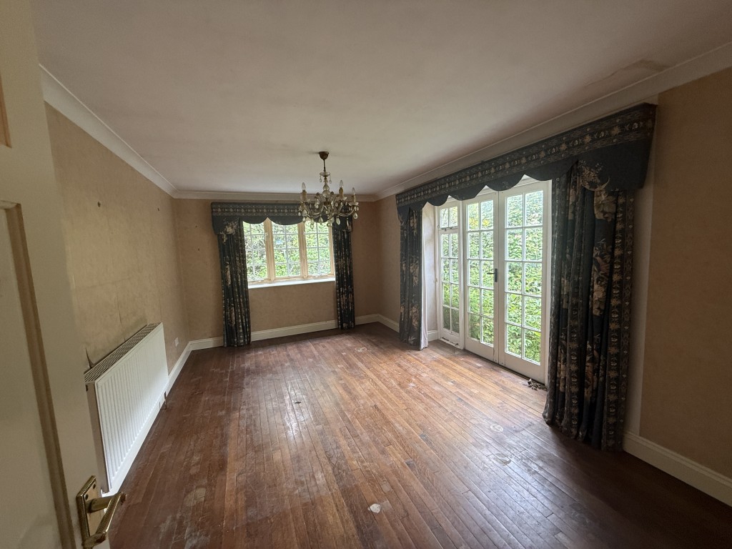 Lot: 99 - CHARACTER SEMI-DETACHED COTTAGE FOR UPDATING WITH LARGE GARDENS - Dining room reception room 2